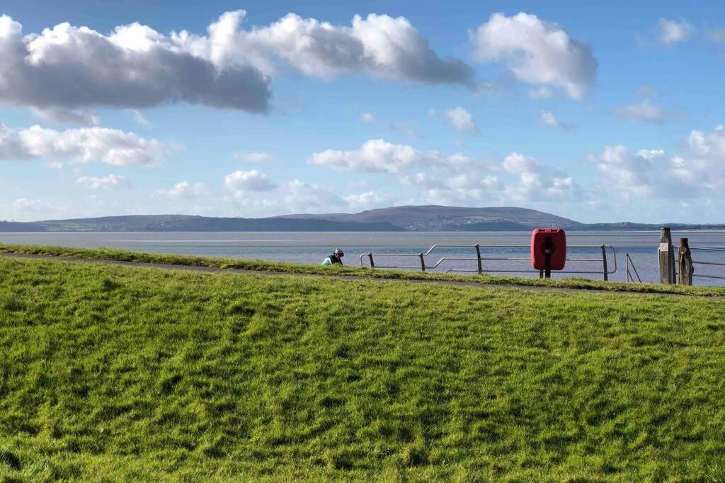 Cockledora, A Luxury Ground Floor Beachfront Apartment Llanelli Esterno foto