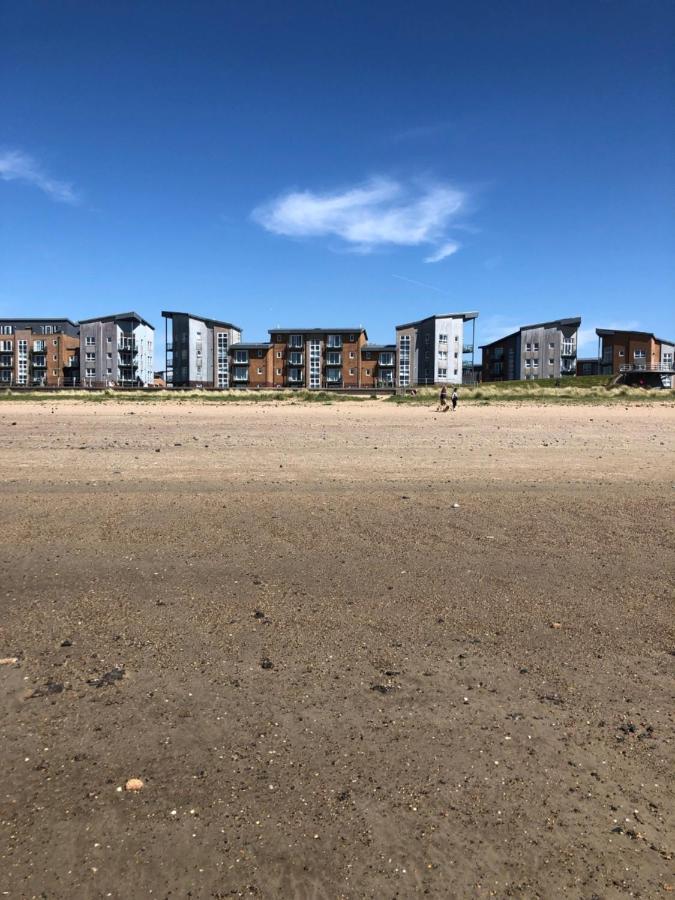 Cockledora, A Luxury Ground Floor Beachfront Apartment Llanelli Esterno foto