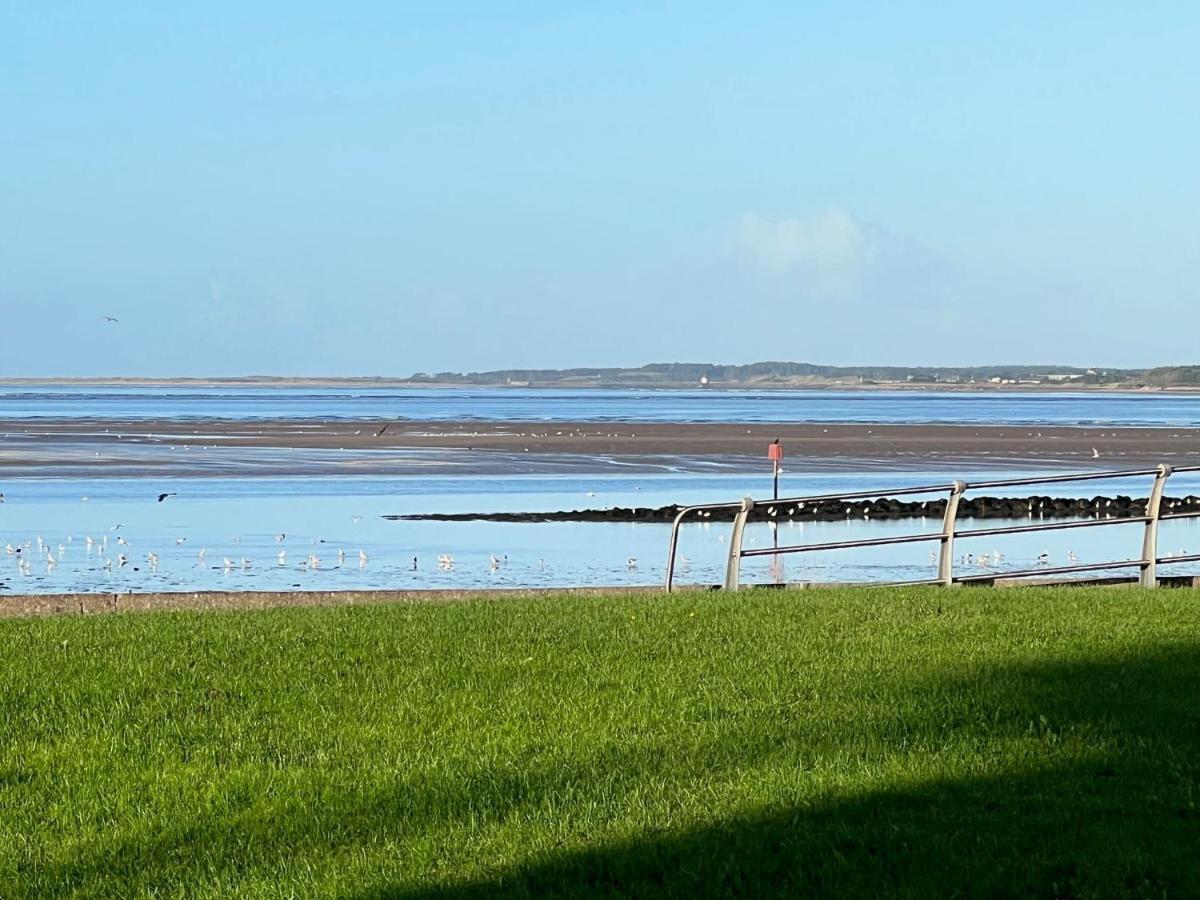 Cockledora, A Luxury Ground Floor Beachfront Apartment Llanelli Esterno foto